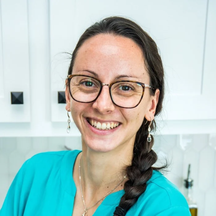 Angélique smiling in her kitchen